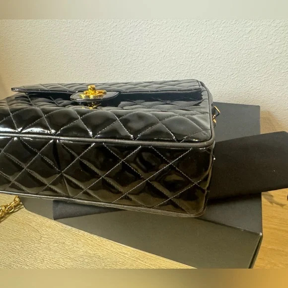 CHANEL vintage Large pocket quilted camera bag - Picture 6 of 12